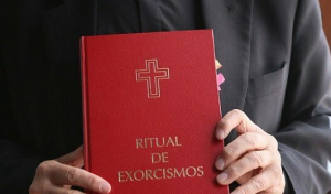 Su cuerpo se retorcía, su voz era diabólica: Obispo habló sobre exorcismo en Suiza