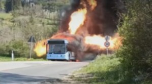 EN VIDEO: La tremenda explosión de un autobús que milagrosamente no dejó heridos