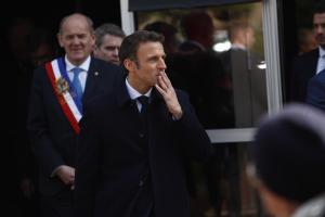Macron y Le Pen pasarían a la segunda vuelta, según las primeras proyecciones