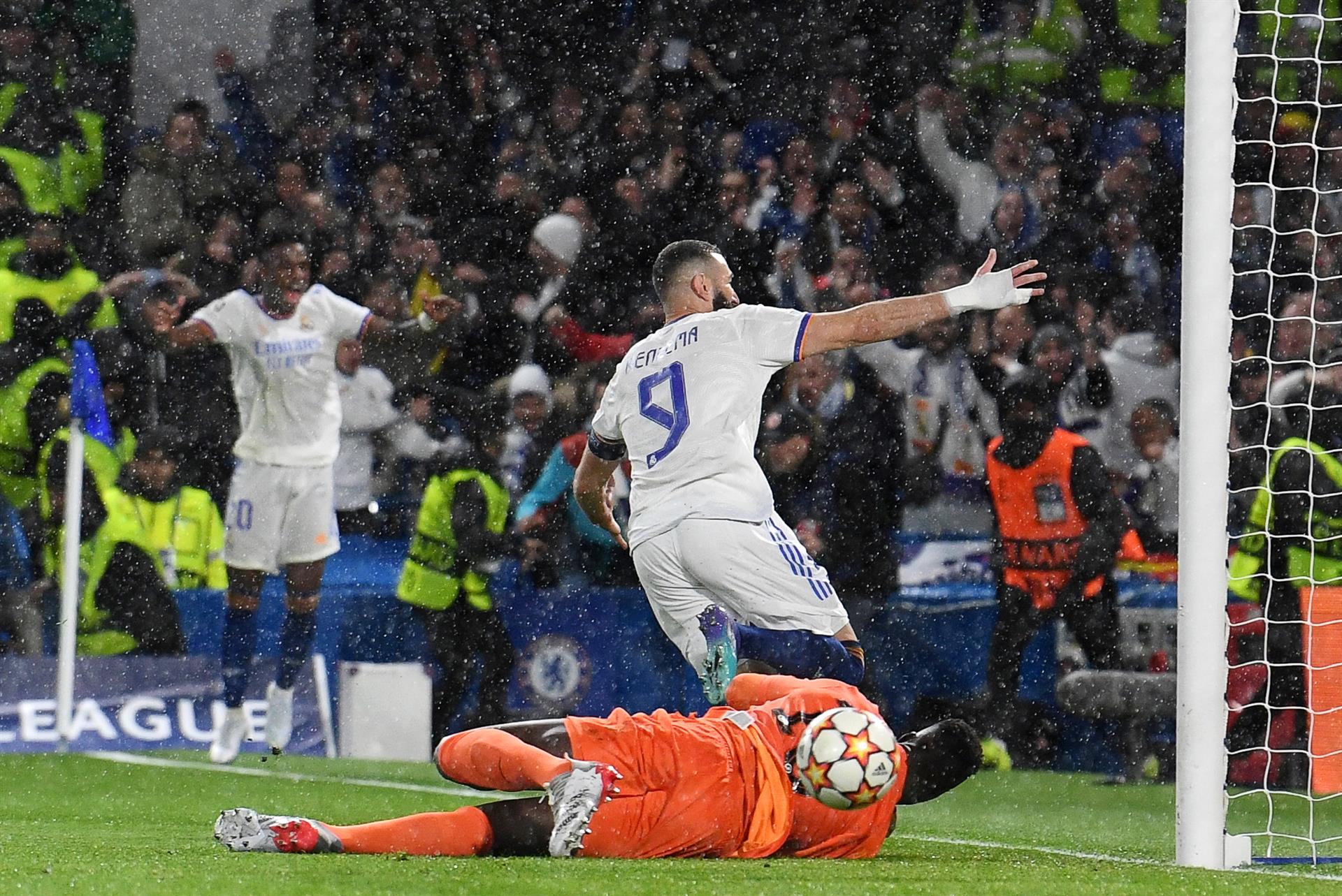 Benzema se “adueñó” del Chelsea para acercar al Real Madrid a semifinales