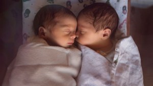 Confusión en EEUU: Madre le puso el mismo nombre a sus pequeños gemelos