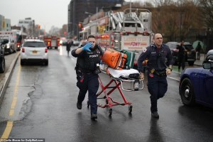 “La gente se pisoteaba unas a otras”: Así fue el desesperado intento de escape tras el tiroteo en Nueva York