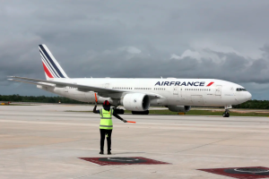 Aterrador momento en que fallan los controles de un avión a punto de aterrizar en París (AUDIO)