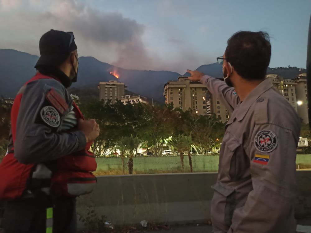 Bomberos forestales tratan de controlar insistente incendio en El Ávila este #6Abr (Fotos)