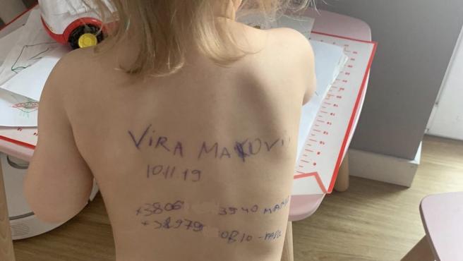 La niña ucraniana con sus datos escritos en la espalda llega a Francia con su madre: “Mi hija y yo estamos bien”