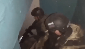 EN VIDEO: Así liquidan mercenarios chechenos a la resistencia del Batallón “Azov” en Mariupol