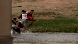IMÁGENES violentas: Funcionarios mexicanos arremetieron contra migrantes en río Grande