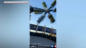 ¡Aterrador! Atracción de parque en Carolina del Norte se detiene en el aire con personas a bordo (VIDEO)