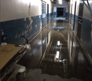 Pasillos de la morgue del Hospital Universitario de Caracas anegados de aguas negras (FOTOS)