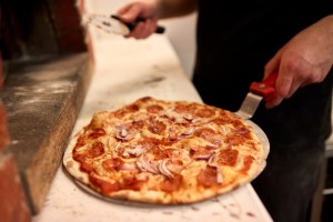Robo de salario: La increíble multa que deberá pagar pizzería en Manhattan por enorme estafa