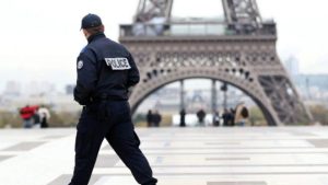 Policías mataron a dos personas en vehículo que intentó embestirlos en París