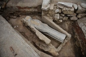 Espiaron el interior del sarcófago de plomo hallado en Notre Dame y lo abrirán para revelar su misterio