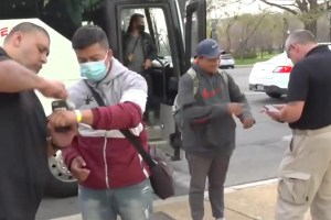Tercer autobús de inmigrantes llega a Washington desde Texas