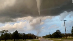 Destrucción en Kansas: Un poderoso tornado causó caos y arrasó con decenas de edificios