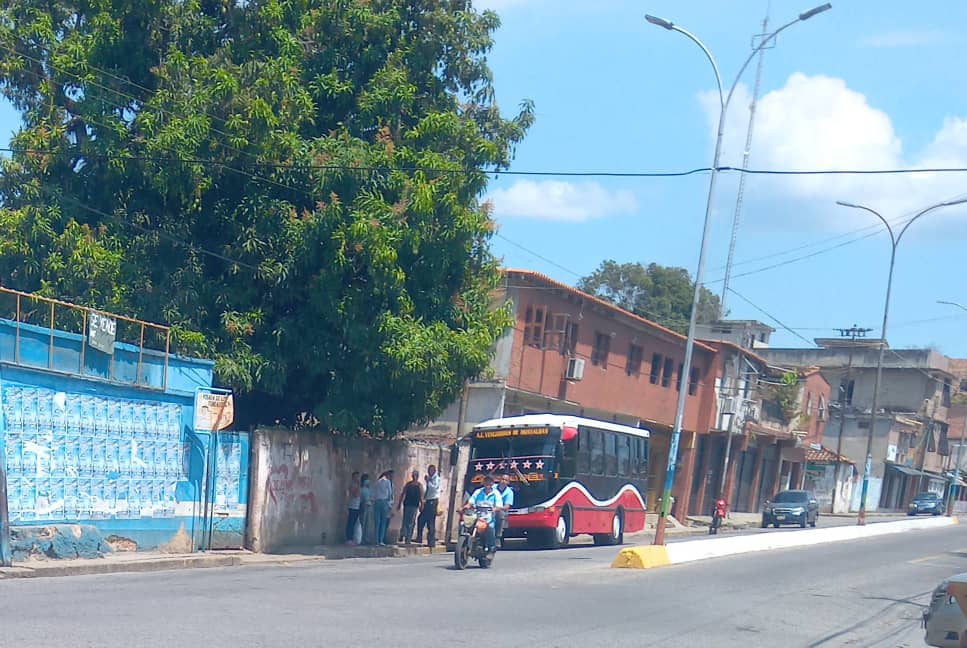 Hasta una hora a pie: Habitantes de Miranda, en Carabobo, “pasan roncha” por falta de transporte público