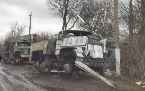 Rusos desesperados crean vehículos al estilo “Mad Max” con blindaje extra por temor a los misiles (FOTOS)