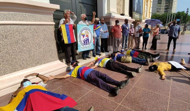 Jubilados recrearon viacrucis como protesta en Maracaibo