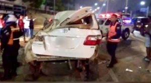 En VIDEO: Mujer volcó su camioneta y arrancó poste de alumbrado público en Altamira