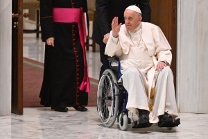 El papa Francisco aparece en silla de ruedas por su dolor de rodilla (FOTOS)