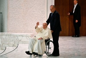 “¿Saben qué necesito para la pierna?”, el papa Francisco pide un “poco de tequila” para el dolor de rodilla (VIDEO)