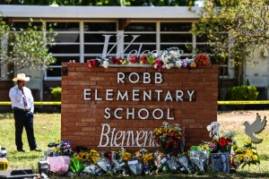 La tristeza se transforma en cólera tras la matanza de 21 personas en escuela de Texas