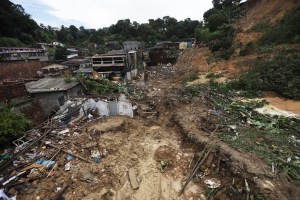 Sube a 100 el número de muertos tras lluvias en noreste de Brasil