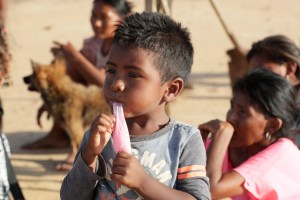 EN IMÁGENES: El “hambre se volvió paisaje” para los indígenas que llegan a La Guajira desde Venezuela