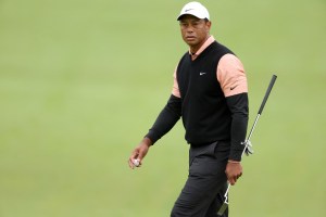 Tiger Woods vive un calvario y se retira del PGA Championship