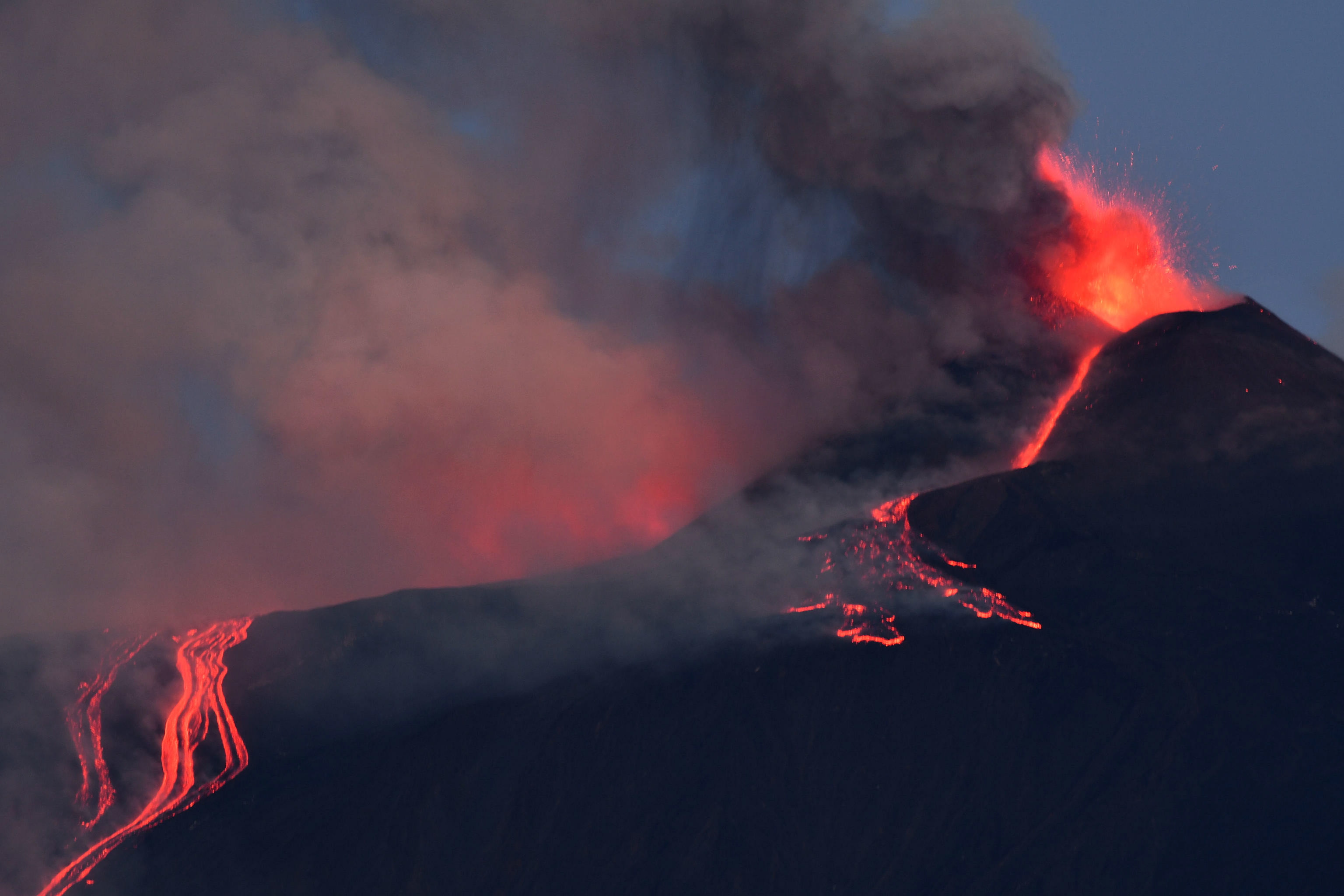 La erupción del Etna aumenta de intensidad con coladas de lava y cenizas en la isla italiana de Sicilia
