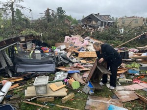 “Nunca había visto algo así”: Extraño tornado en el norte de Míchigan dejó un muerto y más de 40 heridos (FOTOS)