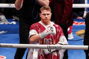 “Canelo” Álvarez advierte que buscará una revancha contra el ruso Dmitry Bivol