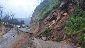 Lluvias produjeron graves derrumbes en la vía entre el Norte de Santander y Arauca en Colombia (FOTO)