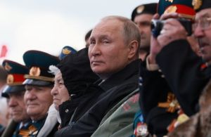 ¡ASCO! Guardaespaldas de Putin recolecta sus heces en un maletín para que no lo espíen