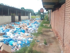 Así luce un hospital venezolano luego de tres meses sin recoger la basura (Imágenes deprimentes)