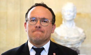 Escándalo en Francia: uno de los nuevos ministros de Macron fue acusado de violación por dos mujeres