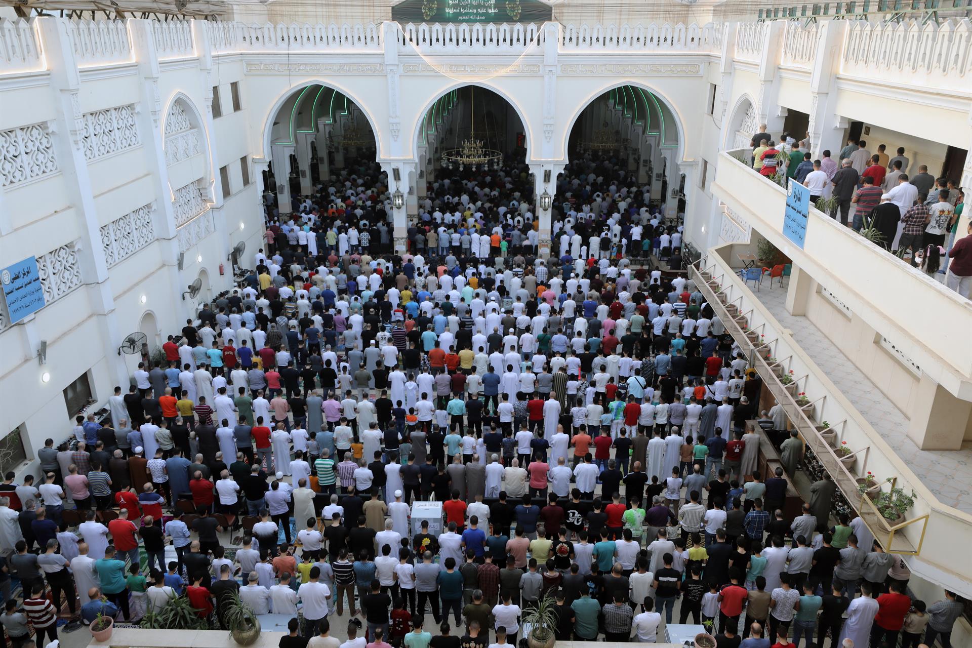 Millones de musulmanes marcan el final del Ramadán sin restricciones