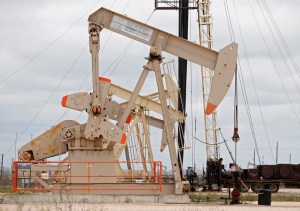 Barril de petróleo WTI cae por debajo de 70 dólares por primera vez en 15 meses
