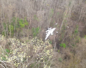 FOTOS: Hallaron restos de la aeronave siniestrada en una zona montañosa de Charallave