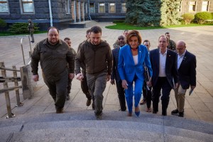 Nancy Pelosi se reúne con Zelenski en visita sorpresa a Kiev