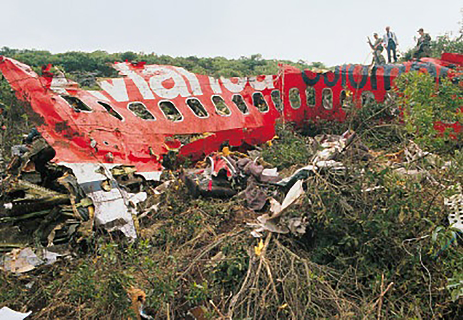 El Tiempo: Se bajó en el último minuto de avión en el que murieron 107 personas