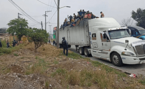 Encontraron a más de 300 migrantes dentro de una caja de tráiler en Veracruz, México