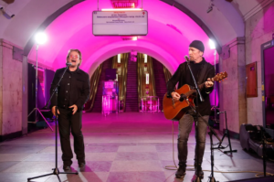 U2 sorprende al mundo con un show acústico en el metro de Kiev (VIDEO)