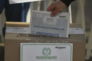 Cierran colegios electorales en Colombia tras la primera vuelta presidencial