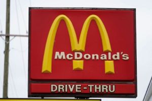 La repugnante sorpresa que encontró una mujer en su hamburguesa de McDonald’s (VIDEO)