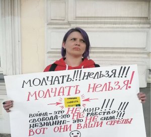 Activista rusa se cosió la boca como protesta por invasión militar en Ucrania