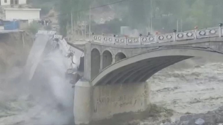 Momento en que un puente histórico en Pakistán es arrasado por una inundación