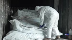 El tren de la muerte: El impactante VIDEO de cadáveres de rusos apilados asesinados en Ucrania
