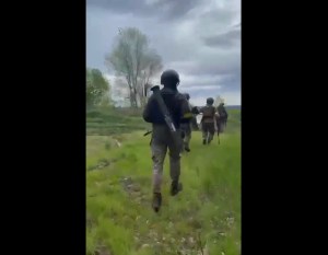 Batallón ucraniano logró la retirada de los soldados rusos en Járkov y esta fue su original celebración (VIDEO)