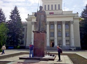 EN VIDEO: rusos levantaron una estatua del dictador comunista Lenín en la ciudad ucraniana de Nova Kajovka