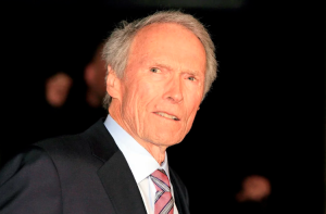 Sobrevivió a un accidente aéreo, fue alcalde de su ciudad y nunca fumó: la vida de Clint Eastwood, más allá de sus 112 películas